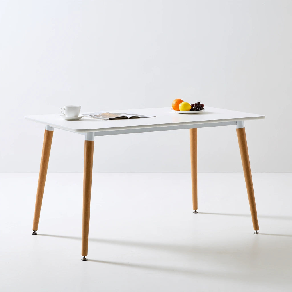 Table à manger aux lignes épurées, coloris gris